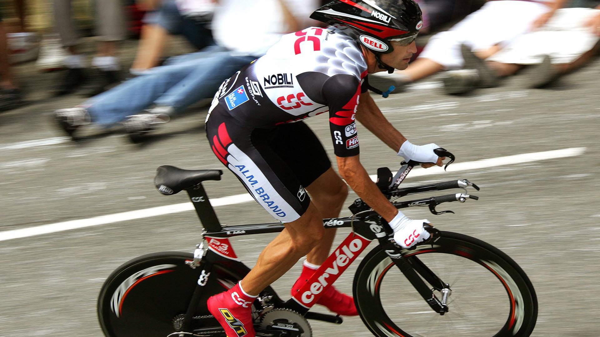 C罗击中横梁错失绝杀机会,c罗打比赛